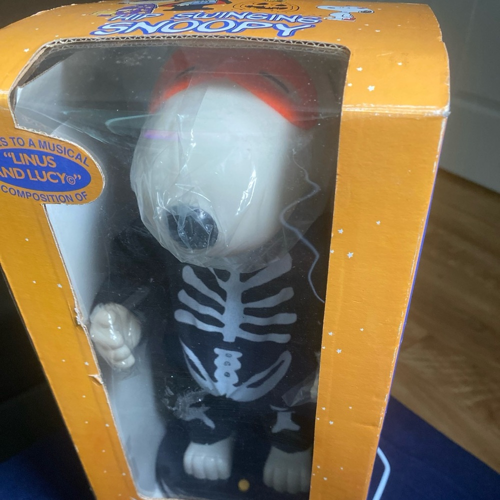 Halloween Hip Swinging Snoopy- STILL IN BOX!!